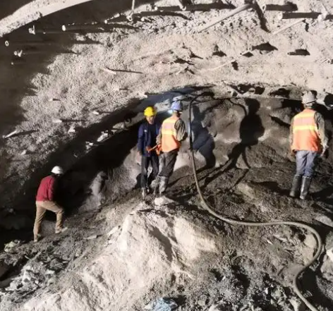 桥西隧道拱顶带模注浆料，微膨胀注浆料的特点及施工工艺